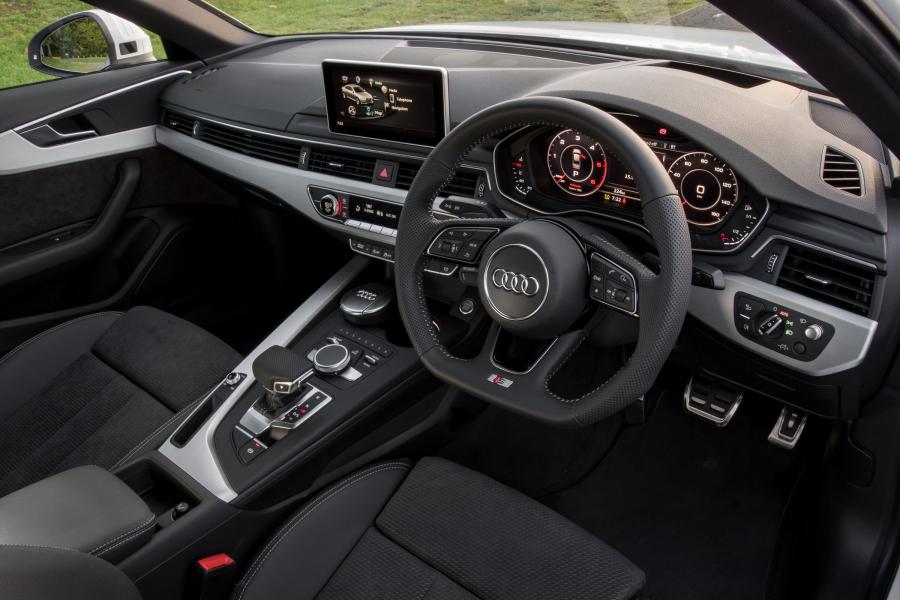 Торпедо Audi A4 2.0 TDI S-Line (B9) 2015 года  (UK) (фото 18 из 23)